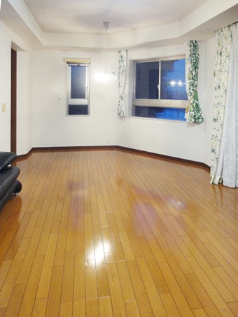 日本画の色彩世界に誘う個性溢れるリビングに 日本画の色彩世界に誘う個性溢れるリビングに